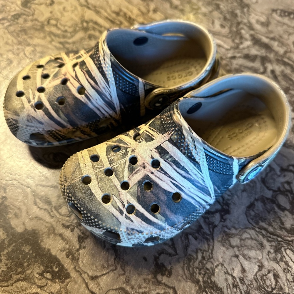 Toddler Crocs- Size 9C- CAMO- USED- Non Smoking Home